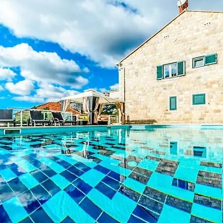 Sleeps 12 Pool Air Con Wifi * Dubravka