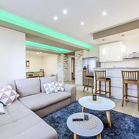 Sleeps 12 Pool Air Con Wifi Dubravka