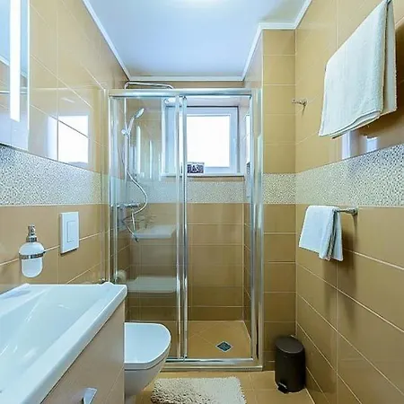 Sleeps 12 Pool Air Con Wifi *