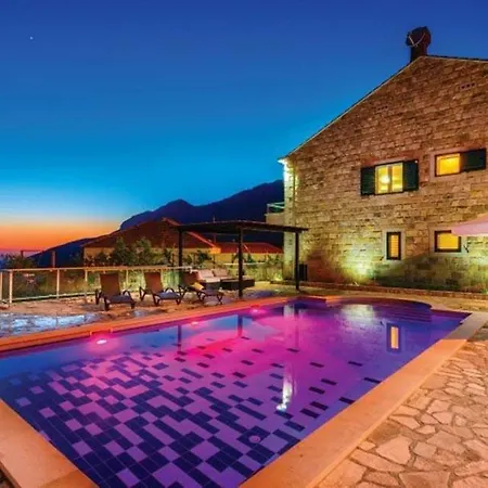 Sleeps 12 Pool Air Con Wifi Dubravka
