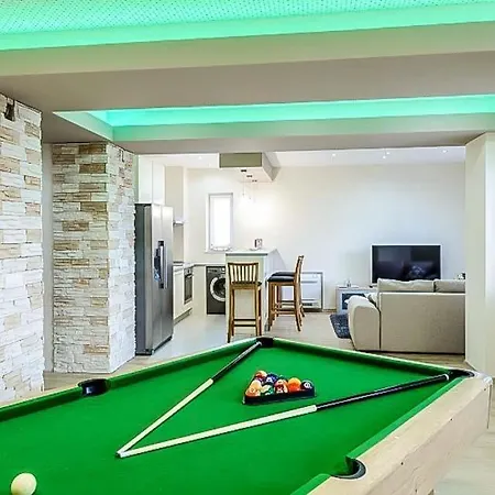 Sleeps 12 Pool Air Con Wifi Dubravka