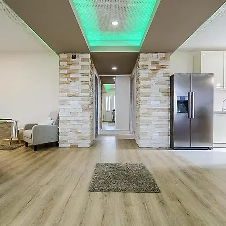 Sleeps 12 Pool Air Con Wifi וילה *