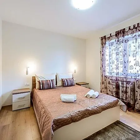 Sleeps 12 Pool Air Con Wifi וילה Dubravka