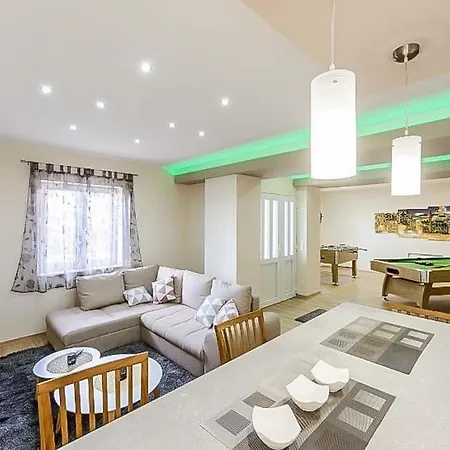Sleeps 12 Pool Air Con Wifi Dubravka