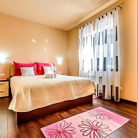 Sleeps 12 Pool Air Con Wifi וילה *