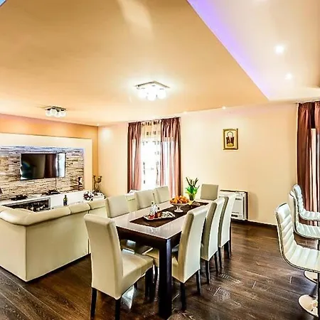 Sleeps 12 Pool Air Con Wifi *