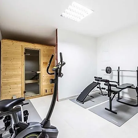 Sleeps 12 Pool Air Con Wifi