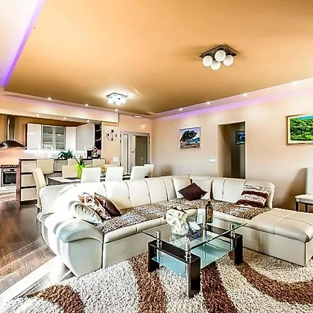 Sleeps 12 Pool Air Con Wifi *